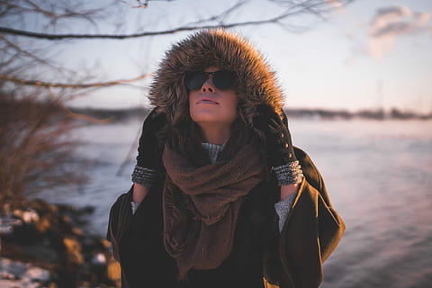dona, portar, sudadera amb caputxa de pell, aigua, negre, jaqueta parka, cos, durant el dia, hivern, roba calenta, temperatura de fred, roba, una persona, vista frontal, activitat d'oci, neu, adult jove, de peu, persones reals, dones joves, centrar-se en primer pla, estils de vida, bufanda, barret, arbre, pentinat, cabell, a l'aire lliure, barret de pell, dona guapa, 1080P, CC0, domini públic, lliure de regalies