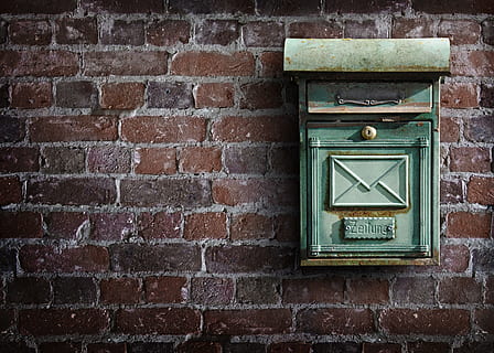 cassetta postale in acciaio verde, cassetta postale, parete, inviare, cassette della posta, muro di pietra, intemperie, muro di mattoni, casella postale, mattoni, giornale, vecchio, mattone, caratteristica della parete, struttura costruita, nessuno, architettura, comunicazione, avvicinamento, esterno dell'edificio, giorno, corrispondenza, posta, lettera, modello, sicurezza, mail slot, testo, porta, all'aperto, 4K, CC0, dominio pubblico, privo di copyright