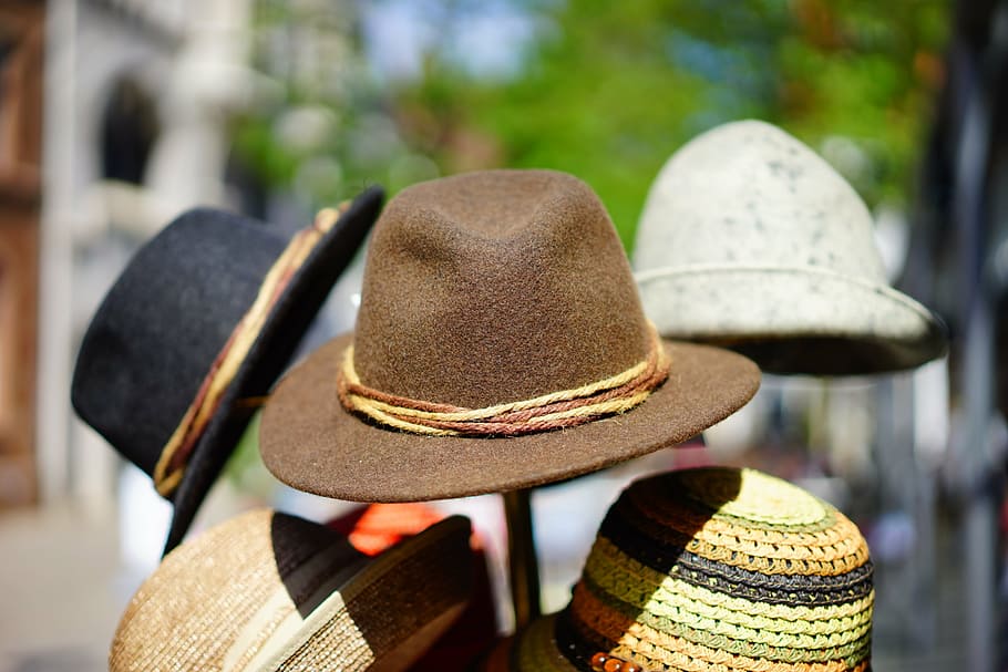 barret de colors assortits, barret, stand, barrets, fedora, fabricació de barret, pila, música, fàbrica, barreteria, apilats, mercat, moda, venda, comerç, venda de barret, toc, protecció solar, de moda, banda de corda, feltre de llana, roba, hutkrempe, sentit, centrar-se en primer pla, a l'aire lliure, cap gent, dia, primer pla, barret de palla, barret per al sol, llum solar, naturalesa, arquitectura, natura morta, seguretat, protecció, negocis, vista del darrere, seient, enfocament selectiu, material de fusta, accessori personal, 5K