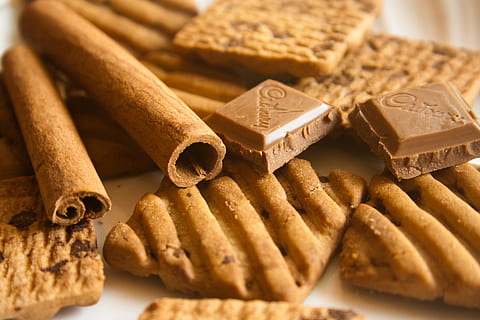 barra de xocolata cadbury, cookies, galetes, xocolata, berenar, dolços, sucre, menjar, tractar, menjar escombraria, poc sa, menjar i beguda, primer pla, a l'interior, pa, cap gent, al forn, elecció, fleca, frescor, producte diari, llesca de pa, variació, botiga, abundància, marró, gran grup d'objectes, grup d'objectes, menjar francès, 4K, CC0, domini públic, lliure de regalies
