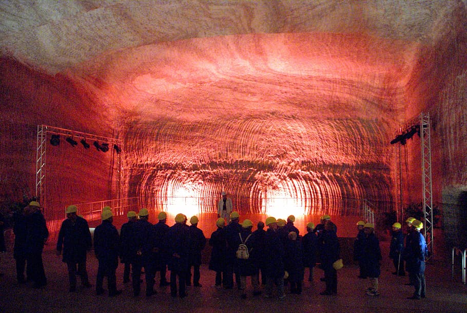 la meva, muntanya, cova, mineria a cel obert, subterrani, mineria, rock, túnel, naturalesa, Turingia Alemanya, visitants, fosc, llum, visita, descans, vermell, humà, coral masculí, gran grup de persones, silueta, multitud, gent, il·luminat, a l'interior, grup de persones, persones reals, homes, nit, estils de vida, arquitectura, dones, adult, activitat d'oci, estructura construïda, celebració, grup, a l'aire lliure, equips d’il·luminació, cultura i entreteniment artístic, de peu, 4K