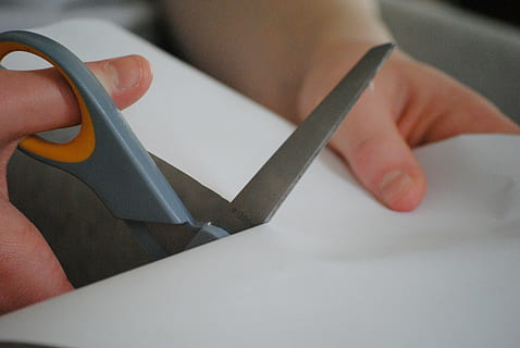 Person, Schneiden, Papier-, Hände, Schere, Schnitt, Ausrüstung, Werkzeug, Weiß, Mode, Arbeit, Metall, Geschäft, Professionel, Industrie, Schneider, Design, halten, Besetzung, Kunst, weiblich, Finger, Symbol, Mensch, Arbeitnehmer, menschliche Hand, Frau, Hand, menschliches Körperteil, eine Person, Nahansicht, drinnen, Mittelteil, Erwachsene, echte Menschen, Körperteil, Lebensstile, menschlicher Finger, selektiver Fokus, Fokus auf den Vordergrund, Tabelle, 4K, CC0, gemeinfrei, lizenzfrei