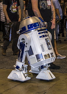 スターウォーズr 2-d, R2-D2, 立っている, 人, r2d2, スターウォーズ, ロボット, 機械, 技術, ロボットの, 未来, フィクション, アンドロイド, アイコン, 人々の集団, 現実の人間, 政府, 法律, 低いセクション, 男達, 交通手段, 屋外, グループ, 航空機, 荷物, 夜, 人体の部分, 警察力, アートカルチャーエンターテイメント, ミディアムグループの人々, 制服, 2K, CC0, パブリックドメイン, ロイヤリティフリー