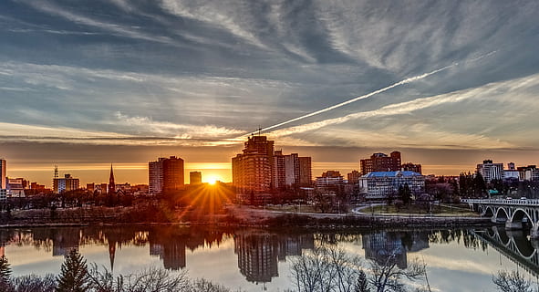 blanco, negro, alto, edificio de subida, ciudad, puesta de sol, saskatoon, paisaje, reflexión, saskatchewan, cielo, agua, río, arquitectura, estructura construida, nube - cielo, nadie, exterior del edificio, paisaje urbano, edificio, edificio de oficinas exterior, horizonte urbano, rascacielos, naturaleza, destinos de viaje, conexión, moderno, Dom, al aire libre, 4K, CC0, dominio público, libre de derechos