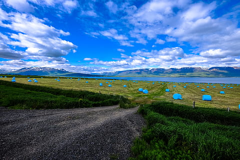 Berge, Natur, Himmel, Wasser, Wolken, Ackerland, Pflanzen, Umgebung, Feld, Gras, Wiese, Wachstum, idyllisch, Fluss, Landschaft, szenisch, still, wolke - himmel, Szenen - Natur, Straße, Land, Schönheit in der Natur, Ruhe, ruhige Szene, keine Leute, Pflanze, Nicht-städtische Szene, Tag, Transport, Blau, grüne Farbe, Gebirge, draußen, 4K, CC0, gemeinfrei, lizenzfrei