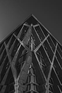 visão de olho de vermes, concreto, construção, arquitetura, estrutura, noir et blanc, estrutura construída, visão de baixo ângulo, exterior do edifício, céu, ninguém, natureza, forma, céu limpo, forma geométrica, dia, forma triangular, religião, ao ar livre, padronizar, local de culto, espiritualidade, torre, 4K, CC0, domínio público, royalty free
