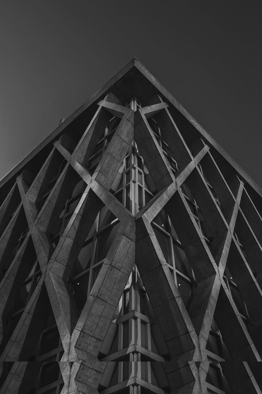 Würmer-Augenansicht, Beton, Gebäude, die Architektur, Struktur, noir et blanc, gebaute Struktur, Flachwinkelansicht, Gebäudehülle, Himmel, keine Leute, Natur, gestalten, klarer Himmel, Geometrische Figur, Tag, Dreieck Form, Religion, draußen, Muster, Anbetungsstätte, Spiritualität, Turm, 4K