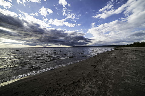zanderig, kustlijn, laag, wolken, minder, slavenmeer, mindere slavenmeer, alberta, strand, Canada, meer, landschap, landschappen, publiek domein, zandige kustlijn, hemel, water, natuur, zee, wolk - lucht, geen mensen, Vakantiebestemmingen, cloudscape, blauw, buitenshuis, horizon, horizon over water, reislocaties, kleurenbeeld, schoonheid in de natuur, zand, land-, scenics - natuur, kalmte, rustige scène, idyllisch, niet-stedelijke scène, beweging, dag, 5K, CC0, publiek domein, royaltyvrij
