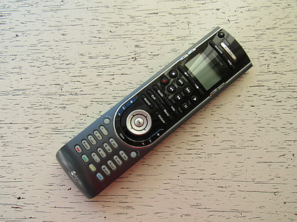 control remot, botons, remot, control, electrònica, sol objecte, tecnologia, equipament elèctric, cap gent, primer pla, a l'interior, taula, comunicació, nombre, text, natura morta, vista d’angle alt, tecnologia sense fils, color negre, equipament, polsador, guió occidental, cultura i entreteniment artístic, 2K, CC0, domini públic, lliure de regalies