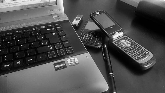 laptop, lângă, flip-, telefon, telecomunicaţie, Electronică, tehnologie, comunicare, modernitate, astăzi, echipament, instrumente de lucru, productivitate, tastatura, tastatură, tehnologia fără fir, echipamente de calcul, calculator, conexiune, Afaceri, în interior, masa, finanţa, număr, finanțarea afacerilor și industria, a închide, nici o persoana, vedere în unghi mare, finanțe și economie, dispozitiv portabil de informații, cheia computerului, 4K, CC0, domeniu public, fără drepturi de autor