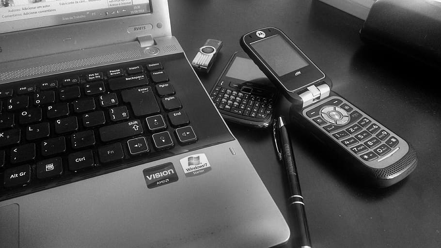 portàtil, al costat, volteig, telèfon, telecomunicacions, electrònica, tecnologia, comunicació, modernitat, avui, equipament, les eines funcionen, productivitat, teclat d’ordinador, teclat, tecnologia sense fils, equips informàtics, ordinador, connexió, negocis, a l'interior, taula, Finances, nombre, finances i indústria de les empreses, primer pla, cap gent, vista d’angle alt, finances i economia, dispositiu d’informació portàtil, clau d’ordinador, 4K