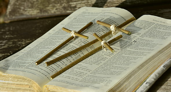 tre, Brun, træ-, kryds, bibel, påske, god fredag, påske historie, tro, Kristus, jesus, Kristendom, Gud, religion, kirke, opstandelse, korsfæstelse, kærlighed, hellige skriftsted, håber, tilgivelse, frelse, guds ord, spiritualitet, avis, ingen mennesker, Bestil, tæt på, indendørs, dag, papir, stilleben, tekst, offentliggørelse, åben, bord, meddelelse, side, høj vinkel visning, nodeblad, ark, træ - materiale, 5K
