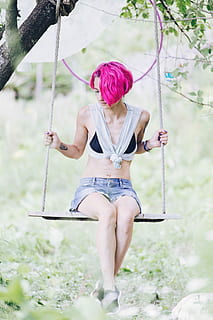 donna, seduta, swing, albero, giorno, si siede, di legno, persona, guardando giù, tatuaggio, una persona, persone reali, attività di svago, donne, stili di vita, giovani donne, detenzione, pianta, abbigliamento casual, lunghezza intera, vista frontale, natura, giovane adulto, adulto, corda, all'aperto, capelli tinti, bella donna, acconciatura, 5K, CC0, dominio pubblico, privo di copyright