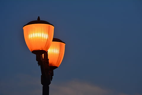 Licht, Blau, hell, Hintergrund, Dekoration, modern, dunkel, hellblauer Hintergrund, Khmer, Kambodscha, Lichtanlage, beleuchtet, Strassenlicht, draußen, einzelnes Objekt, Flachwinkelansicht, keine Leute, Himmel, Nacht-, orange Farbe, Straße, kopieren sie platz, Elektrizität, Natur, elektrische Lampe, Licht - natürliches Phänomen, elektrisches Licht, Dämmerung, glühend, 4K, CC0, gemeinfrei, lizenzfrei
