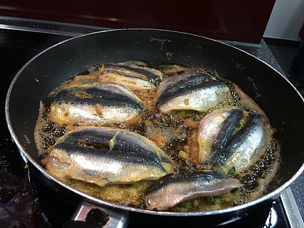 fish, pan, fry, sear, buzeln, seafood, food, food and drink, kitchen utensil, freshness, household equipment, wellbeing, healthy eating, preparation, close-up, no people, cooking pan, indoors, still life, high angle view, animal, appliance, vertebrate, preparing food, saucepan, 2K, CC0, public domain, royalty free