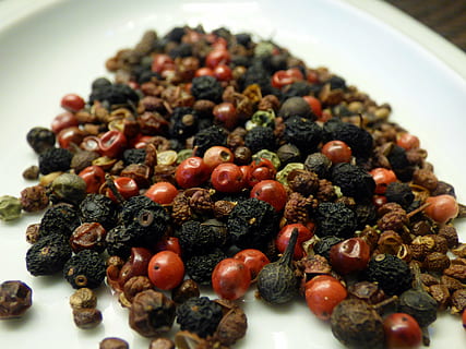 getrocknete Beeren, Pfeffer, Gewürze, Pfefferkörner, Scharf, grünes Pfeffer, Essen und Trinken, Lebensmittel, Frische, Nahansicht, drinnen, keine Leute, gesundes Essen, fertig für den Verzehr, Teller, Wohlbefinden, Stillleben, Obst, selektiver Fokus, Mahlzeit, Genuss, Nuss, hausgemacht, Serviergröße, Gemüse, Schüssel, Frühstück, Geschirr, Versuchung, Servierteller, 4K, CC0, gemeinfrei, lizenzfrei
