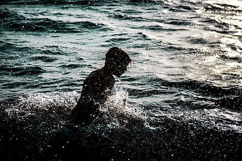 mar, persona, platja, vacances, noi, fosc, diversió, oci, oceà, recreació, ondulacions, paisatge marí, silueta, splash, aigua, onades, jove, moviment, davant del mar, una persona, persones reals, naturalesa, esquitxades, estils de vida, activitat d'oci, dia, homes, a l'aire lliure, onada, esport, llum solar, viatge, 4K, CC0, domini públic, lliure de regalies