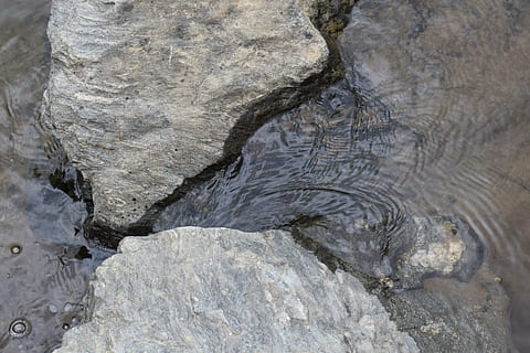 Fluss, Rock, Erosion, aktuell, Stein, Natur, natürlich, Wasser, draussen, Strom, fließen, nass, wild, Wald, Berg, Umgebung, frisch, Textur, Park, Sommer-, Wasserfall, sauber, fließend, szenisch, keine Leute, Tag, texturiert, solide, Rock - Objekt, Hintergründe, Vollbild, draußen, Nahansicht, Rau, Geologie, High Angle View, Schönheit in der Natur, Muster, Ruhe, Felsformation, fließendes Wasser, 5K, CC0, gemeinfrei, lizenzfrei