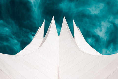 bianca, illustrazione verde acqua, costruzione, astratto, acuto, architettura, tenda, cielo drammatico, blu, tempesta, minimo, forma, triangolo, nube, alzavola, cielo, Berlino, minimalismo, natura, nessuno, nuvola - cielo, Colore bianco, all'aperto, giorno, Inquadratura dal basso, struttura costruita, destinazioni di viaggio, ambiente, avvicinamento, luce del sole, sezione alta, esterno dell'edificio, moderno, cultura artistica e intrattenimento, 4K, CC0, dominio pubblico, privo di copyright