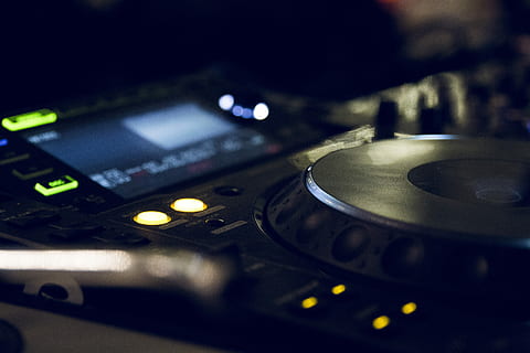 schwarzer DJ-Controller, DJ-Controller, dj, Drehscheibe, Musik-, Technologie, Plattform, Platte, Ausrüstung, klingen, Licht, Tonbearbeitung, Sound-Schreibtisch, Technik, glühen, dunkel, Kunst, Kultur und Unterhaltung, Tonaufzeichnungsgeräte, Nahansicht, drinnen, Steuerung, selektiver Fokus, Tonmischer, Tontechnik, keine Leute, Aufzeichnung, Mischen, Studio, Musikinstrument, Fokus auf den Vordergrund, Nachtleben, Tasteninstrument, 5K, CC0, gemeinfrei, lizenzfrei