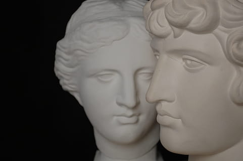 tête, en pensant, statue, buste, la personne, gypse, amour, deux, couple, sentiments, noir et blanc, personnes, visage humain, fond noir, tête humaine, partie du corps humain, sculpture, représentation humaine, représentation, art et Artisanat, fermer, prise de vue en studio, partie du corps, ressemblance masculine, la créativité, marbre, à l'intérieur, artisanat, architecture, vue de profil, style classique, orné, 2K, CC0, domaine public, libre de droits