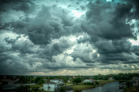 nubes cúmulos, tiempo de día, tormenta, nubes, lluvia, Florida, clima, naturaleza, cielo, paisaje, oscuro, dramático, nublado, ambiente, temporada, agua, Tormentoso, paisaje de nubes, ver, escena, nube - cielo, exterior del edificio, arquitectura, nube de tormenta, estructura construida, edificio, nadie, ciudad, cielo dramático, ominoso, al aire libre, día, Distrito residencial, poder en la naturaleza, 5K, CC0, dominio público, libre de derechos