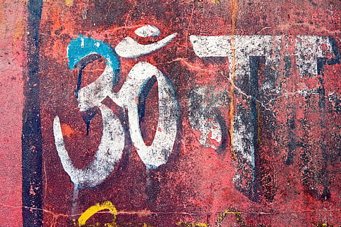 nuotrauka, om tekstas, grafiti, tekstūra, sienos, tekstą, devanagari, om, žodžiai, sienos tekstūra, išorėje, nudažyti, rankų darbo, spalva, Indija, kelionė, Azijoje, turizmą, kultūrą, tradicinis, ženklas, purvinas, fonas, komunikacijos, sienų kūrimo funkcija, nėra žmonių, dieną, nuskendo, raudona, kūrybiškumas, atstovavimas, simbolis, menas ir amatai, rekomendacijas, lauke, architektūra, Iš arti, žmogaus atstovavimas, kelias, miestas, freskos, pranešimą, 4K, CC0, Viešasis domenas, nemokamai