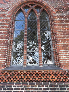 alt, Fenster, Kirche, gotisch, Ziegelsteinmuster, Spiegeln, rot, Brille, Dänemark, die Architektur, gebaute Struktur, Tag, keine Leute, Gebäude, Bogen, Gebäudehülle, Metall, draußen, Backstein, Ziegelwand, Wand, Muster, Natur, Sicherheit, Wandbau - Funktion, Flachwinkelansicht, Schutz, Eisen - Metall, 4K, CC0, gemeinfrei, lizenzfrei