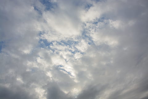 weiße Wolken, Wolke, bewölkter Himmel, Atmosphäre, dunkle Wolken, Himmel, wolke - himmel, Wolkengebilde, Schönheit in der Natur, Hintergründe, Natur, keine Leute, Umgebung, Szenen - Natur, Wind, Dramatischer Himmel, bedeckt, draußen, weiße Farbe, Blau, Tag, Ruhe, Sturm, abstrakte Hintergründe, Meteorologie, Klima, wispy, 5K, CC0, gemeinfrei, lizenzfrei