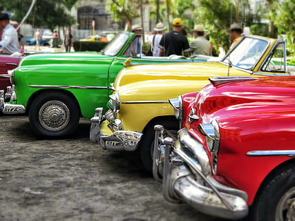 Zielony, żółty, czerwony, kabriolety, oldtimer, zabytkowe, retro, automatyczny, samochód, błyszczący, zderzak, chrom, nostalgia, chevrolet, klasyczny, antyczny, stary, lata sześćdziesiąte, Kuba, w stylu retro, staromodny, staromodny samochód, transport, pojazd lądowy, samochód kolekcjonerski, środek transportu, na dworze, przestarzały, przypadkowi ludzie, pojazd silnikowy, dzień, Miasto, skupić się na pierwszym planie, ulica, prawdziwi ludzie, Grupa ludzi, mężczyźni, selektywne skupienie, Taxi, zbliżenie, 4K, CC0, domena publiczna, darmowe zdjęcia