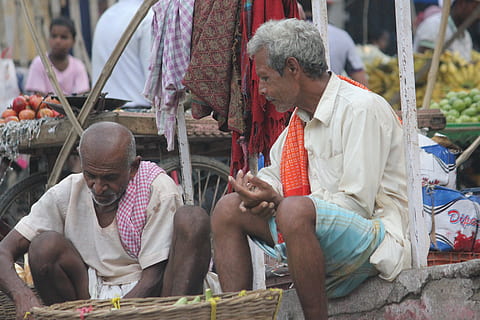 bihar, chhapra, parada de verdures, assegut, homes, adult, grup de persones, gent, mercat, mascles, adult gran, dia, venda al detall, persones reals, vista frontal, adult madur, celebració, persones incidentals, Paradeta, dones, a la venda, homes madurs, a l'aire lliure, 5K, CC0, domini públic, lliure de regalies