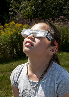 eclipsi, nens, protecció ocular, ulleres eclipsades, una persona, ulleres de sol, tirada al cap, gots, moda, retrat, planta, vista frontal, activitat d'oci, estils de vida, adult jove, roba casual, dia, persones reals, herba, arbre, naturalesa, dones, a l'aire lliure, pentinat, adolescent, 1080P, CC0, domini públic, lliure de regalies