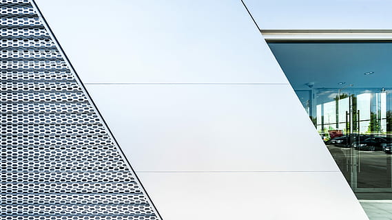 sense títol, arquitectura, estructura, edifici, façana, finestra, diagonal, exterior, porta, detall, metall, patró, textura, cotxe, reflexió, geomètric, modern, estructura construïda, cap gent, ciutat, exterior de l'edifici, disseny, còpia espai, escàs, transport, negocis, vidre - material, dia, oficina, viatjar, exterior d’edifici d’oficines, aeroport, a l'aire lliure, zona de sortida de l'aeroport, acer, aliatge, vestíbul d'entrada, 5K, CC0, domini públic, lliure de regalies