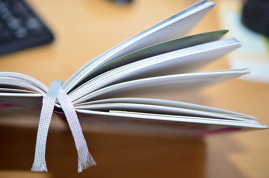 macro, llibre, paper, pàgines, primer pla, a l'interior, publicació, cap gent, enfocament selectiu, natura morta, document, centrar-se en primer pla, educació, cinta: objectes de cosir, cinta, pàgina, taula, negocis, aprenentatge, arc, llaç de llaç, en blanc, color plata, netejar, 4K