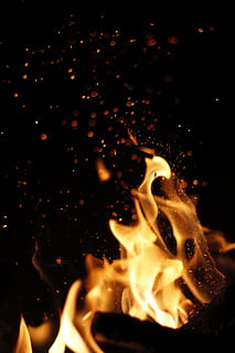 Feuer, heiß, schnelle Geschwindigkeit, Flamme, lodern, feurig, entzünden, flammend, Energie, Gelb, warm, Lagerfeuer, Explosion, Verbrennung, Feuer - natürliches Phänomen, Hitze - Temperatur, Bewegung, Nacht-, orange Farbe, glühend, keine Leute, Nahansicht, Natur, Brennholz, Log, Langzeitbelichtung, Holz, Holz - Material, Camping, schwarzer Hintergrund, 5K, CC0, gemeinfrei, lizenzfrei