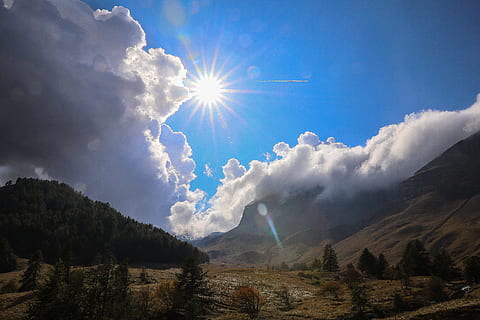 landskab, bjerge, skyer, sollys, alpine sceneri, høje bjerge, natur, panorama, solskin, fredelig, himmel, sky - himmel, scenics - natur, skønhed i naturen, bjerg, ro, miljø, solstråle, rolig scene, ikke-urbane scene, træ, plante, linseflare, dag, jord, ingen mennesker, bjergkæde, udendørs, sol, fyrretræ, lyse, nåletræ, bjergtop, 5K, CC0, offentligt domæne, royaltyfrie