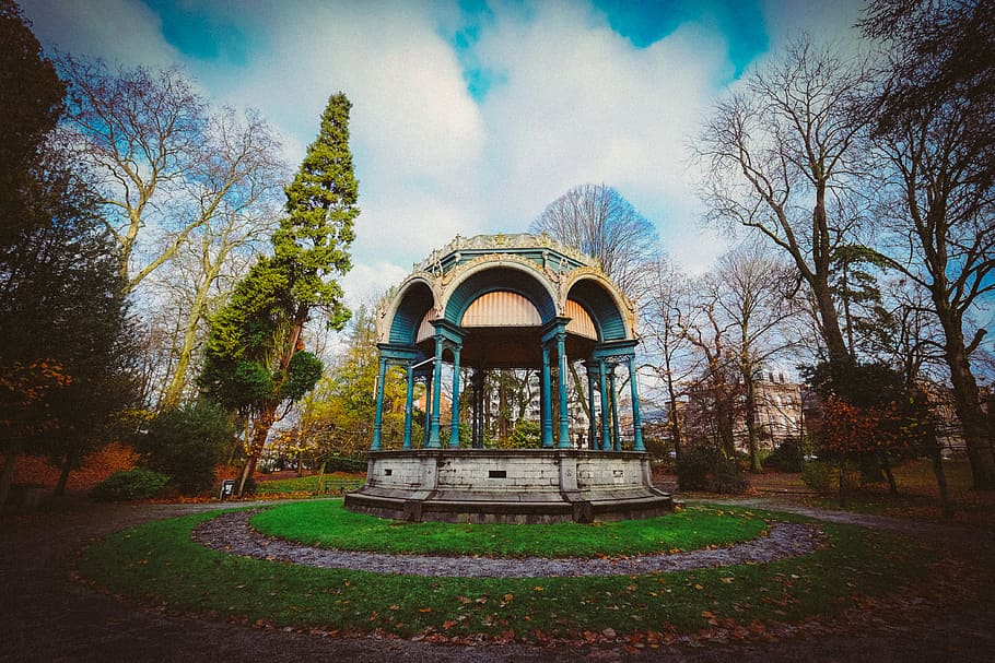 blanc, blau, cúpula, cobert, mig, foto dels arbres, abandonat, arquitectura, núvols, la llum del dia, medi ambient, jardí, herba, orientació, paisatge, gespa, tir en angle baix, naturalesa, a l'aire lliure, parc, carretera, escènic, cel, estiu, viatjar, arbres, boscos, arbre, planta, núvol - cel, cap gent, art i artesania, estructura construïda, parc - l'home va fer espai, religió, dia, escultura, destinacions de viatge, creença, estàtua, tranquil·litat, santuari, 4K