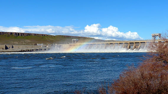 presa hidroeléctrica, el poder del agua, río, hidroeléctrico, presa, agua, poder, cielo, naturaleza, día, al aire libre, puente - estructura hecha por el hombre, scenics, paisajes - naturaleza, movimiento, nube - cielo, arquitectura, energía hidroeléctrica, belleza en la naturaleza, estructura construida, puente, azul, energía renovable, nadie, destinos de viaje, generación de combustible y energía, viaje, poder en la naturaleza, pulverización, agua que fluye, fluido, 4K, CC0, dominio público, libre de derechos