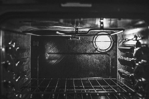 Geschlossener Ofen, Ofen, Backen, Küche, Koch, drinnen, Nahansicht, keine Leute, Kunst, Kultur und Unterhaltung, Retro-Stil, Musik-, Metall, Technologie, alt, Stillleben, einzelnes Objekt, Drehscheibe, Nostalgie, Geschichte, selektiver Fokus, Grammophon, obsolet, die Vergangenheit, 5K, CC0, gemeinfrei, lizenzfrei
