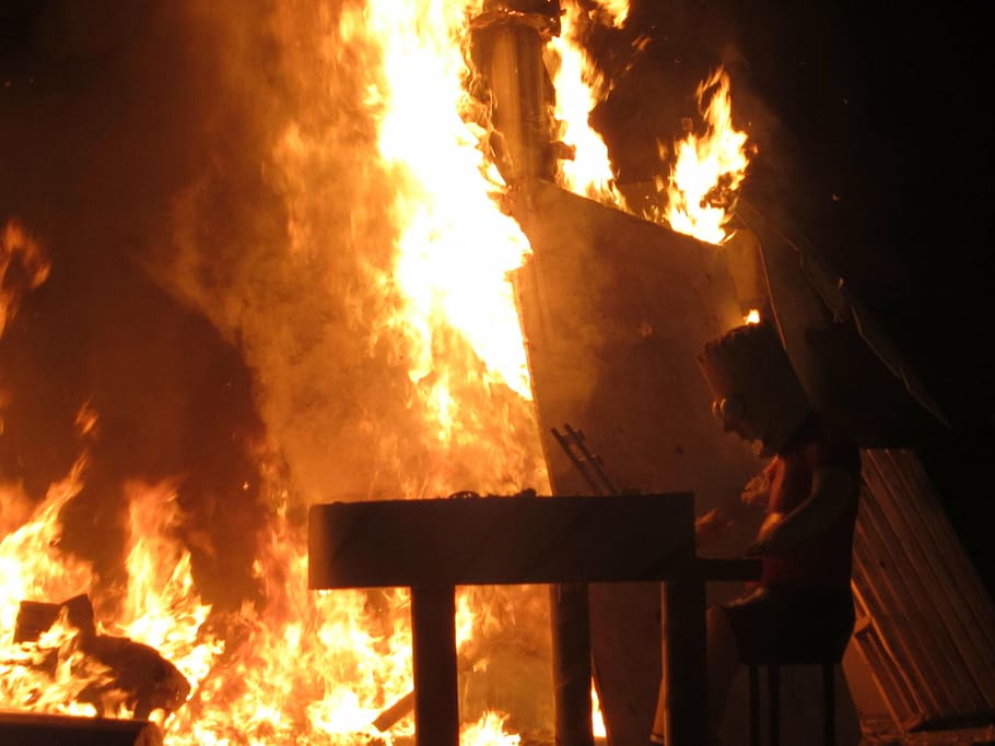 foc, foguera, Bart Simpson, espanya, Festival, valència, festa, divertit, Falles, cremant, foc - fenomen natural, flama, calor - temperatura, naturalesa, comunicació, ocupació, material de fusta, una persona, signe, brillant, senyal d'advertència, nit, arquitectura, fosc, a l'aire lliure, de peu, negocis, 4K