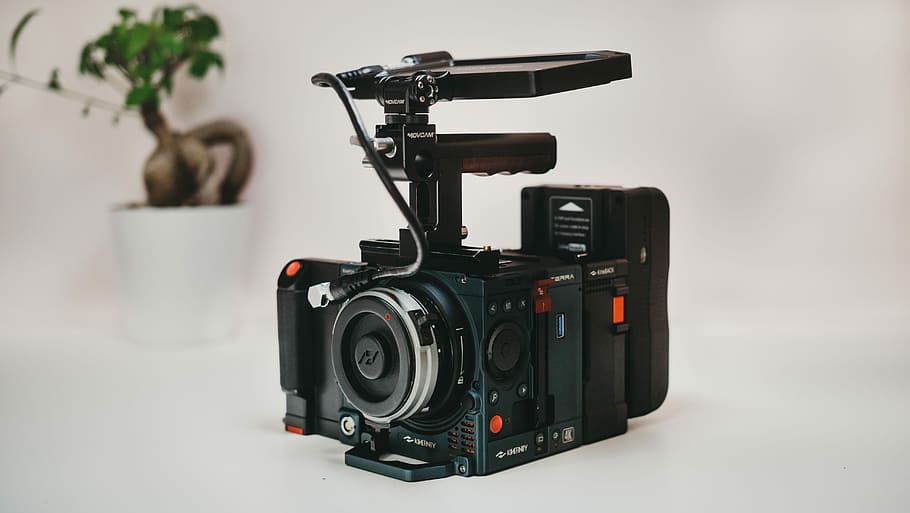 sort digitalkamera, kamera, video, gear, udstyr, video kamera, teknologi, fotografering temaer, indendørs, ingen mennesker, kamera - fotografisk udstyr, studio skud, fotografisk udstyr, tæt på, enkelt objekt, digitalt kamera, stilleben, objektiv - optisk instrument, retro stylet, kunstkultur og underholdning, maskineri, fokus på forgrunden, sort farve, hjemme videokamera, 5K