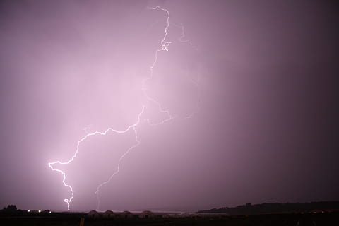 Francja, burze z piorunami, Błyskawica, burza, chmura - niebo, moc w naturze, niebo, moc, burza z piorunami, piękno natury, noc, środowisko, Natura, Elektryczność, dramatyczne niebo, znak ostrzegawczy, porozumiewanie się, znak, na dworze, żadnych ludzi, oświetlony, ekstremalna pogoda, fioletowy, złowieszczy, meteorologia, 1080P, CC0, domena publiczna, darmowe zdjęcia