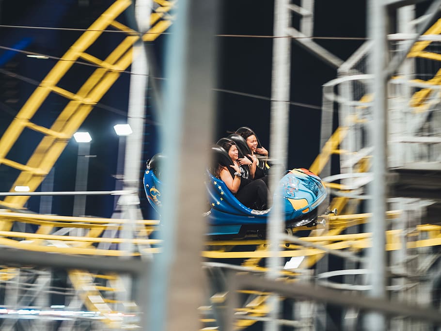 uomo, donna, montagne russe, Due, persona, equitazione, giro, Parco a tema, luna park, auto, due persone, uomini, solidarieta, tecnologia, tecnologia wireless, adulto, connessione, maschi, persone reali, architettura, comunicazione, giovani uomini, giovane adulto, messa a fuoco selettiva, telefono, persone, Fotografare, in piedi, usando il telefono, 4K
