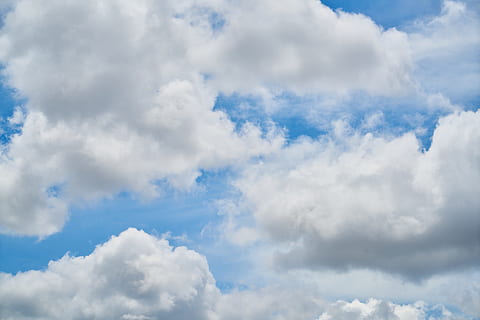 foto de alto ángulo, nubes, nube, azul, cielo, blanco, nubes blancas, naturaleza, paisaje, verano, solar, composición, increíble, fondo, espacio, detalle, hermoso, textura, ambiental, modelo, nadie, antecedentes, resumen, copia espacio, imagen en color, día, paz, color vívido, atmósfera, ligero, color, horizontal, aire, nube - cielo, paisaje de nubes, paisajes - naturaleza, belleza en la naturaleza, el color blanco, ambiente, tranquilidad, viento, nublado, al aire libre, idílico, meteorología, brillante, blandura, limpiar, clima, 5K, CC0, dominio público, libre de derechos