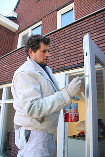 pittore, dipingere, mossa, persone reali, esterno dell'edificio, architettura, una persona, struttura costruita, in piedi, costruzione, stili di vita, peli del viso, uomini, giovane adulto, tre quarti, vista laterale, adulto, giovani uomini, attività di svago, giorno, barba, vestiti caldi, 5K, CC0, dominio pubblico, privo di copyright