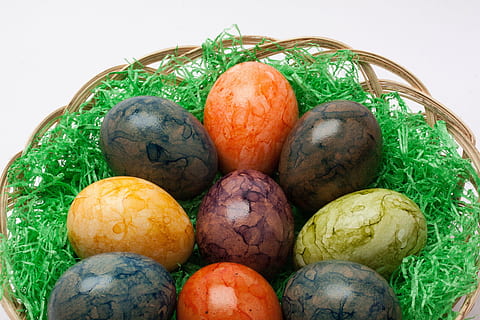 egg, fargerik, påskeegg, påske, maling, farge, farget, munter, vennlig, vakker, vår, spise, nydelig, hartgekocht, kokt, hard, rød, oransje, gul, grønn, brun, oval, eggformet, påske nest, mat, mat og Drikke, friskhet, spise sunt, grønnsak, container, velvære, ingen folk, kurv, stilleben, multi farget, variasjon, frukt, rotgrønnsaker, høy vinkel visning, nærbilde, moden, 4K, CC0, offentlig domene, opphavsrett gratis