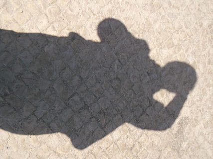 Schatten, Sol, Licht, Sommer-, Sonnenlicht, High Angle View, Natur, Fokus auf Schatten, echte Menschen, eine Person, Tag, nicht erkennbare Person, draußen, Freizeitbeschäftigung, Lebensstile, Männer, Land, sonnig, Muster, Stadt, Sand, Fußweg, 4K, CC0, gemeinfrei, lizenzfrei