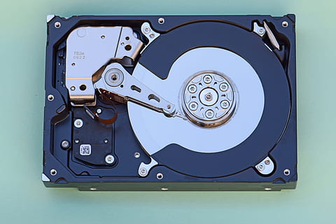 pevný disk, počítač, úložný prostor, disk, zálohování, hdd, magnetický, technologie, sdělení, spojení, kov, počítačové vybavení, počítačovou část, průmysl, detail, nikdo, elektrické zařízení, Věda, bezpečnost, bezpečnostní, modrý, ochrana, zařízení, uvnitř, elektronický průmysl, stříbrné barvy, 5K, CC0, veřejná doména, bez autorských práv