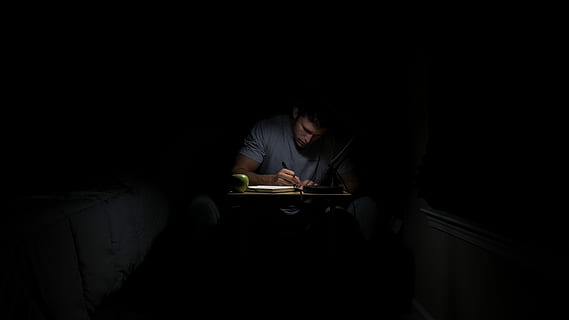 uomo, scrittura, buio, camera, libro, dentro, scrivania, Mela, Scrivi, persona, penna, taccuino, maschio, tipo, giovane, studia, rivista, diario, nell'oscurità, una persona, uomini, seduta, notte, in casa, adulto, pubblicazione, copia spazio, stanza domestica, metà adulto, lettura, concentrazione, stili di vita, abbigliamento casual, attività, apprendimento, sfondo nero, studiando, 2K, CC0, dominio pubblico, privo di copyright