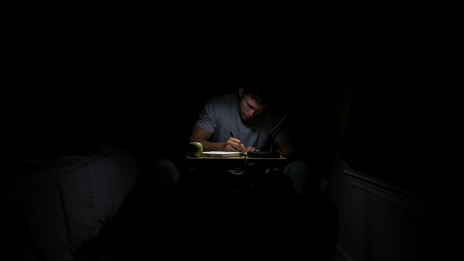 mand, skrivning, mørk, værelse, Bestil, inde, skrivebord, æble, skrive, person, pen, notesbog, han-, fyr, ung, undersøgelse, tidsskrift, dagbog, i mørket, en person, herrer, sidder, nat, indendørs, voksen, offentliggørelse, kopiere plads, hjemlige værelse, midt voksen, læsning, koncentration, livsstil, afslappet tøj, aktivitet, læring, sort baggrund, studere, 2K